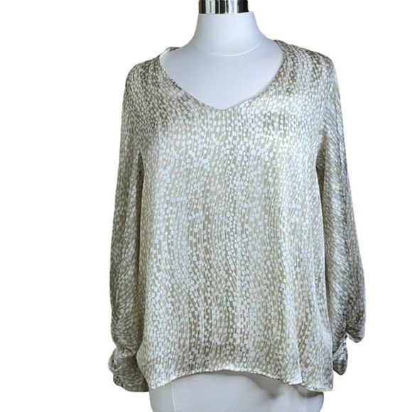 Tyche, Balloon Sleeve V-Neck Blouse - Picture 4 of 17